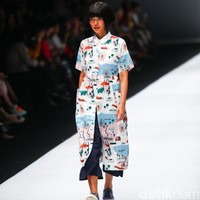 “Kondisi disabilitas merupakan bagian dari wajah keberagaman masyarakat namun kerap dilihat dari sudut pandang ketidakberdayaan. Kami ingin mengubah persepsi itu dengan mengangkat karya dan kemampuan seniman disabilitas dalam sebuah peragaan busana inklusif yang lebih jujur dalam merayakan keberagaman masyarakat, ujar Camelia Harahap, Head of Arts and Creative Industry, British Council Indonesia. (Foto: Rifkianto Nugroho/detikfoto)