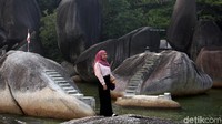 Selain dapat berfoto dengan latar beragam bongkahan batu granit berukuran raksasa, para pengunjung juga dapat melakukan berbagai aktivitas air mulai dari berenang, snorkeling hingga canoeing.