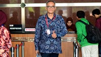 Sekjen Kementerian Perdagangan (Kemendag), Oke Nurwan, memenuhi panggilan KPK. Ia hadir di kantor lembaga antirasuah tersebut dengan mengenakan kemeja batik berwarna biru, Jakarta, Jumat (25/10/2019).