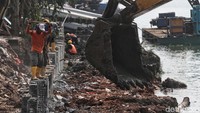 Untuk langkah awalnya, Abdul Khalit menambahkan Dinas SDA akan melakukan pembangunan sheet pile di lokasi tersebut.