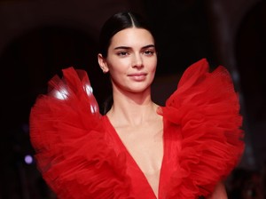 Pakai Lipstik Sampai Luar Bibir, Kendall Jenner Olok-olok Kylie Jenner
