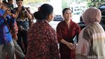 Potret Perdana Wakil Menteri Angela Tanoe di Kantornya