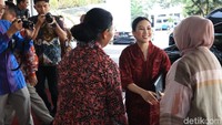 Ia pun tampak cantik dalam balutan kebaya berwarna merah dipadukan dengan kain bermotif batik (Randy/detikcom)