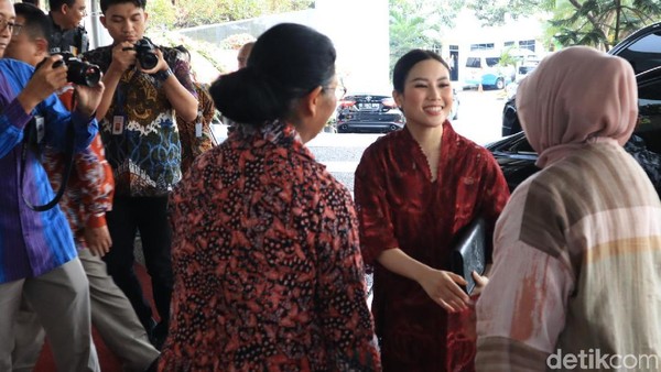 Ia pun tampak cantik dalam balutan kebaya berwarna merah dipadukan dengan kain bermotif batik (Randy/detikcom) Ia pun tampak cantik dalam balutan kebaya berwarna merah dipadukan dengan kain bermotif batik (Randy/detikcom)
