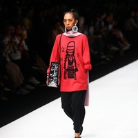 “Kami bangga bekerja sama dengan British Council dan COTTONINK yang berkomitmen untuk representasi inklusif dalam mode dengan nilai dan integritas produksi yang tinggi, yang mencerminkan nilai dan etos dari praktik  Intoart. Kami percaya Jakarta Fashion Week adalah platform penting untuk menampilkan dan menantang representasi desainer yang lebih beragam,” ujar Sam Jones, Programme Manager and Co-Founder Intoart. (Foto: Rifkianto Nugroho/detikfoto)