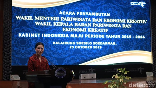 Wamen Angela yang memperkenalkan diri serta memberikan pidato pertamanya di depan jajaran staff dan eselon Kemenpar serta ekonomi kreatif (Randy/detikcom) Wamen Angela yang memperkenalkan diri serta memberikan pidato pertamanya di depan jajaran staff dan eselon Kemenpar serta ekonomi kreatif (Randy/detikcom)