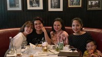  Ini momen kala Gisell nongkrong dengan sahabatnya di sebuah kafe. Setelah makanan habis, tak lupa abadikan momen dengan berfoto. Foto: Instagram @gisel_la