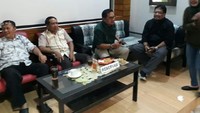 Meski disuguhi makanan di atas meja, Zainudin tak langsung melahapnya. Ia menunggu momen yang pas agar dapat dimakan bersama-sama. Foto: Istimewa