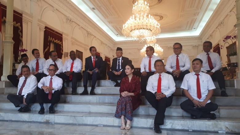 Lesehan Lagi, Jokowi Perkenalkan 12 Wamen Kabinet Indonesia Maju Lesehan Lagi, Jokowi Perkenalkan 12 Wamen Kabinet Indonesia Maju