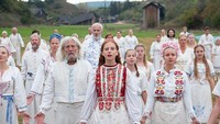 Film Midsommar merupakan film garapan Ari Aster, yang sukses membuat film Herditary. Di film bernuansa horror ini, penonton akan diajak untuk masuk ke dalam cerita yang menyeramkan di siang hari. Foto: Istimewa