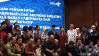 Wamen Angela beserta Menparekraf Wishnutama yang berfoto dengan segenap staff kementerian (Randy/detikcom)