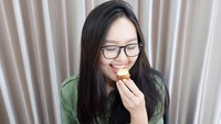 Pose ini diambil ketika Nadya masih memiliki rambut panjang. Ia menyantap cupcakes mungil yang manis bertopping cream. Foto: instagram nadya valerie