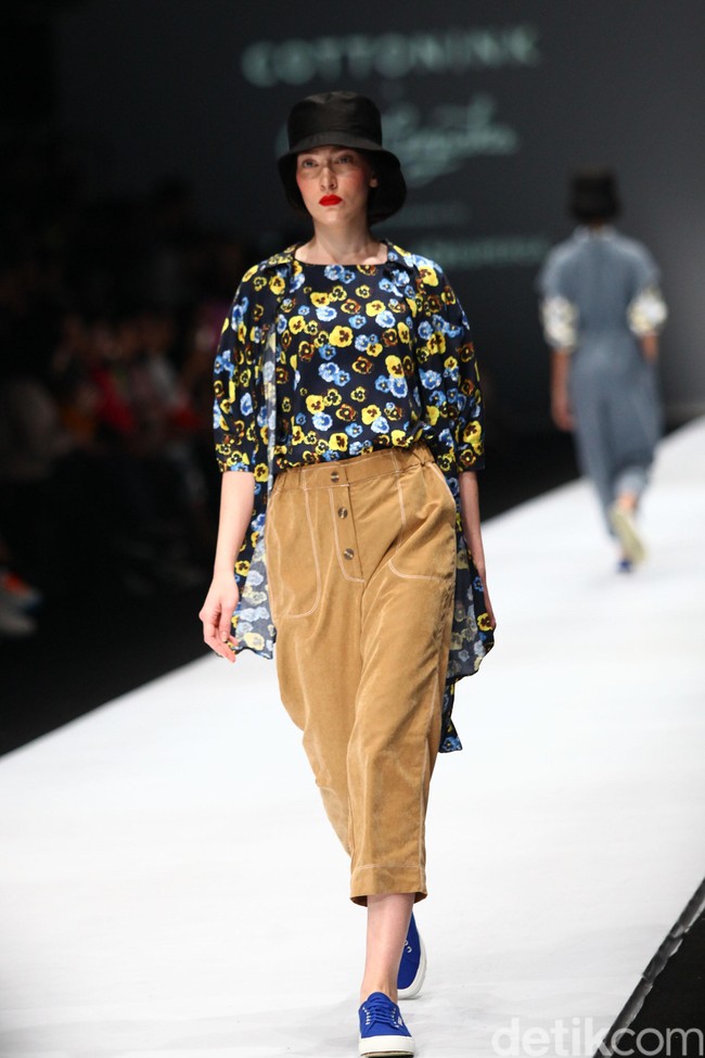 Tahun lalu, British Council juga menggelar peragaan bersama konsep sama di Jakarta Fashion Week. Ia berharap, fashion show seperti ini dapat menginspirasi pelaku industri mode dan ekonomi kreatif agar semakin inklusif, baik dalam merancang produk, proses produksi, hingga pemasaran yang lebih mencerminkan keberagaman. (Foto: Rifkianto Nugroho/detikfoto)