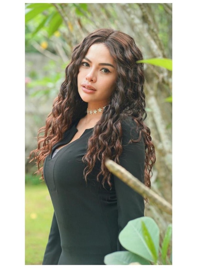 Artis yang namanya kontroversial itu juga pernah mengakui bahwa ia melakukan filler bibir untuk membuat tampilan bibirnya lebih bervolume dan seksi.  Foto: dok. Instagram @nikitamirzanimawardi_17