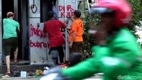 Begini penampakan terkini pos polisi yang rusak sisa bentrok demo mahasiswa.