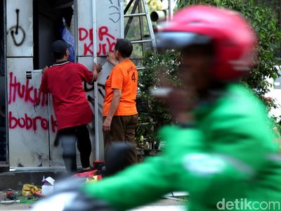 Pos Polisi Sisa Bentrok Mahasiswa Mulai Diperbaiki