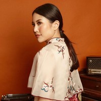 Gaya oriental ditampilkan Angela lewat busana cheongsam berpotongan cape. Busananya juga dihiasi ornamentasi oriental dengan motif floral. Foto: Instagram/@angelatanoesoedibjo
