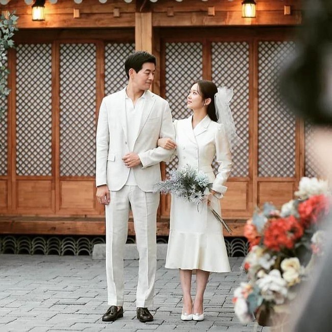 Tak semua wanita ingin mengenakan dress panjang ketika menikah. Anda yang mengidamkan baju pernikahan praktis tapi cantik dapat melirik busana Jang Na Ra dalam serial VIP berikut. Foto: Istimewa