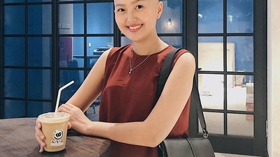 Kecenya Kulineran Nadya Valerie, Pejuang Kanker yang Pede Berkepala Botak