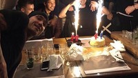 Rayakan ulang tahun salah satu temannya, Radja berikan kejutan spesial dengan aneka kue di sela-sela acara makan malam mereka. Foto: Instagram @radja_nainggolan_l4