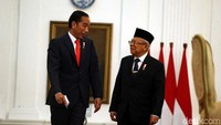 Jokowi terlihat sangat semringah saat berbincang dengan Maruf Amin.
