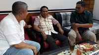 Asyik mengobrol dengan kedua temannya, tak lupa ada hidangan yang menanti di sana lengkap dengan minuman teh. Foto: Istimewa