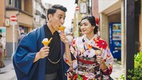 Kalau ini momen aktor tampan Billy Davidson saat cicip es krim di Jepang. Makin seru karena ia dan pasangannya memakai kimono. Foto: Instagram