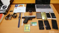 Terakhir, selain meretas, BBA diketahui juga melakukan tindak pidana carding, yaitu menggunakan kartu kredit orang lain untuk melakukan transaksi pembelanjaan.