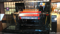 Selain itu, di museum Suzuki juga memajang alat tenun pertama yang diproduksi Suzuki. Memang awalnya, Suzuki bukanlah perusahaan yang bergerak di bidang otomotif, melainkan tekstil dengan memproduksi alat tenun di bawah naungan Suzuki Loom Manufacturing Company (SLMC). Foto: Mochammad Zhacky/detikcom