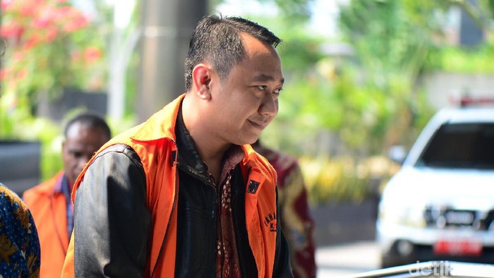 Bupati Nonaktif Lampung Utara Agung Ilmu Mangkunegara diperiksa KPK. Pemeriksaan itu terkait dengan kasus suap yang menjerat dirinya.