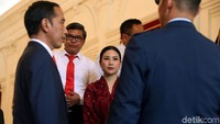 Angela Tanoesoedibjo sukses mencuri perhatian dalam balutan kebaya berwarna merah menyala yang dikenakannya.