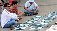 Seorang pendemo mengaku sebagai salah satu aktivis 98 membuat aksi ini secara spontan. Namun dia mengajak para aktivis lain untuk menyampaikan sikap serupa.