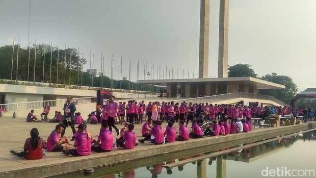 Peringati Hari Oeang, Sri Mulyani Lari Pagi di Lapangan Banteng