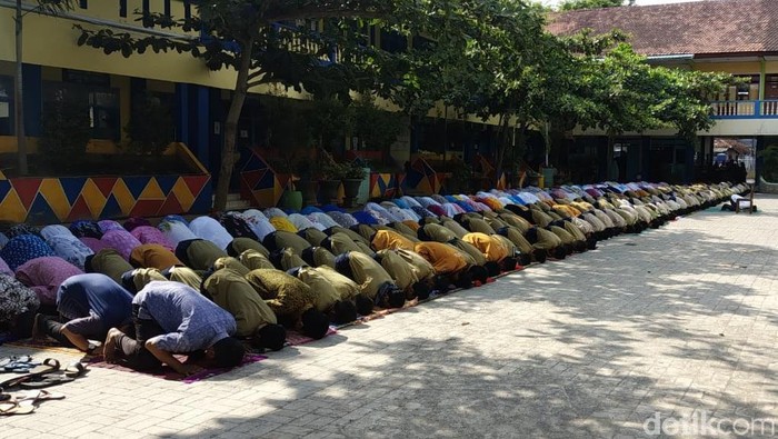 Ratusan Siswa Di Banyuwangi Salat Istisqa Berharap Kebakaran Hutan Padam