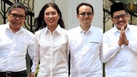 Para calon wakil menteri yang berkemeja putih itu dipanggil bergantian ke Istana Kepresidenan pagi tadi. Setelah bertemu dengan Jokowi, mereka lalu mengungkapkan posisi yang ditugaskan. Mereka berasal dari latar belakang yang beragam. Ada diplomat, dirut BUMN, relawan Jokowi, hingga elite partai politik. Total ada 12 orang yang dipanggil.