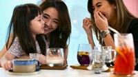 Momen yang satu ini memperlihatkan Gisella dan Gempi yang tengah ngobrol asyik dengan Asty Ananta dengan hidangan latte yang dibuatkan Gempi. Foto: Instagram @gisel_la