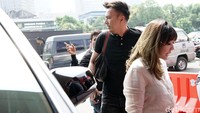Gisel dan Wijin saat ditemui di Polda Metro Jaya pada Jumat (25/10). Pool/Palevi S/detikFoto.