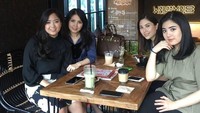 Foto: Instagram @angelatanoesoedibjoAngela Tanoesoedibjo ternyata juga suka kumpul bersama temannya sambil ngopi cantik.