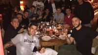 Senang bersosialiasi, Radja sering membagikan momen serunya saat makan bersama teman-teman hingga rekan seprofesinya. Foto: Instagram @radja_nainggolan_l4