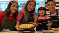  Dekat dengan sang anak, Gisela dan Gempi kompak membuat pizza. Setelah pizza kreasinya matang, mereka pun berfoto dengan kreasinya. Foto: Instagram @gisel_la