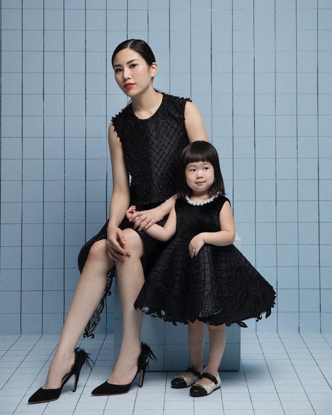 Masih berbalut gaun hitam keluaran Moniva Ivena, kali ini penampilannya lebih chic. Mini dress beraksen lace dipadukan dengan high heels berdetail fringe di bagian tumit memberi kesan unik pada busana secara keseluruhan. Foto: Instagram/@angelatanoesoedibjo