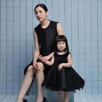 Masih berbalut gaun hitam keluaran Moniva Ivena, kali ini penampilannya lebih chic. Mini dress beraksen lace dipadukan dengan high heels berdetail fringe di bagian tumit memberi kesan unik pada busana secara keseluruhan. Foto: Instagram/@angelatanoesoedibjo