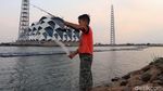 Yuk! Menikmati Sore Sambil Memancing di Danau Masjid Al Jabbar