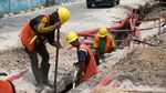 Intip Pemasangan Kabel Listrik Bawah Tanah di Natuna