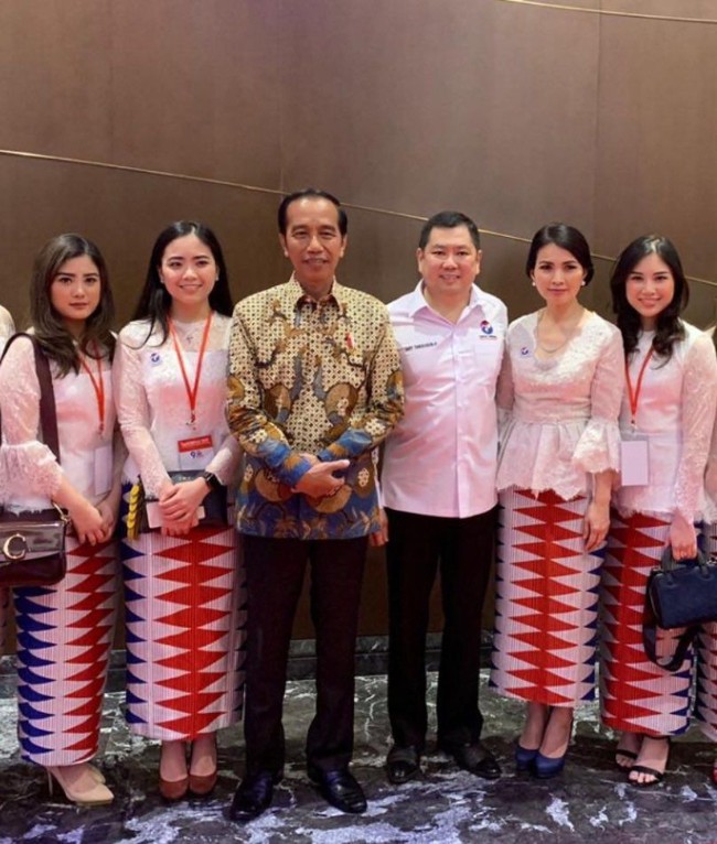 Angela Tanoesoedibjo dan ketiga adiknya, Valencia, Jessica serta Clarissa pernah dengan bangga menyatakan dukungan mereka pada presiden Jokowi saat pemilihan presiden lalu. Foto: Dok. Instagram @angelatanoesoedibjo