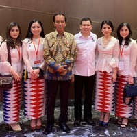 Angela Tanoesoedibjo dan ketiga adiknya, Valencia, Jessica serta Clarissa pernah dengan bangga menyatakan dukungan mereka pada presiden Jokowi saat pemilihan presiden lalu. Foto: Dok. Instagram @angelatanoesoedibjo