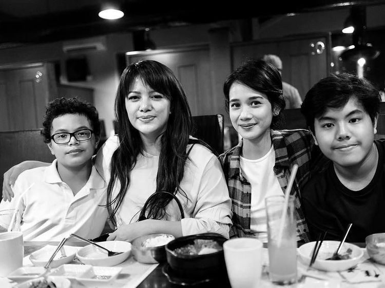 10 Momen Kulineran Wina Natalia Minda yang Kompak dengan Mantan Suami