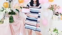 Sebuah kue jadi pemanis momen ulang tahun Nadya. Perayaan ulang tahunnya meriah dengan hiasan dekorasi manis bertabur bunga dan balon.  Foto: instagram nadya valerie