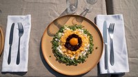 Pilihan makanan yang menggabungkan antara daging, seafood, sayuran dan kentang yang jadi menu wajib, hingga butter buatan, kemudian dipadukan dengan aneka daun dan bunga cantik. Foto: Istimewa