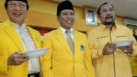 Setelah diskusi tersebut, ia langsung manfaatkan momen sambil makan bersama. Lihat kedua temannya sudah siap dengan piring di tangan. Foto: Istimewa
